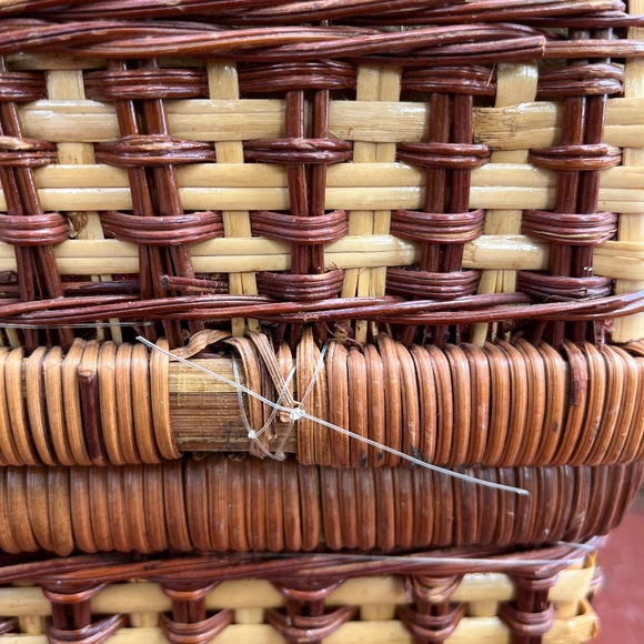 Vintage Large Square Wicker Picnic Basket with Gingham Fabric Lining - Picture 4 of 10